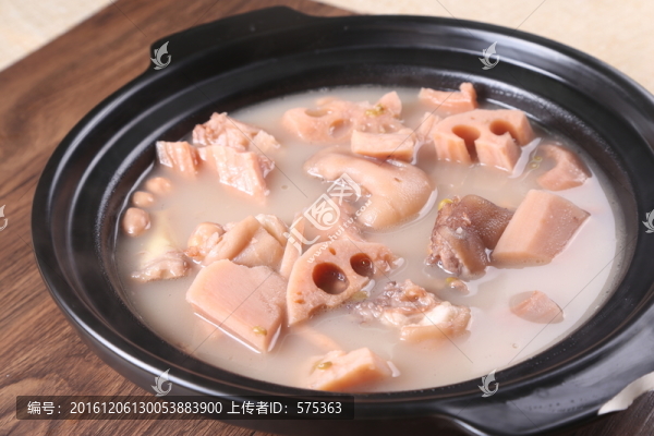 蓮藕花生燉豬手