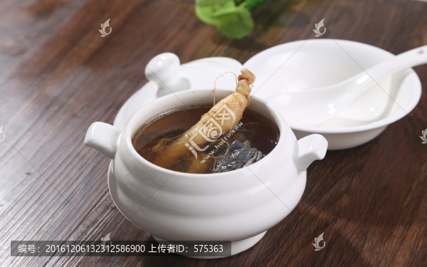 鮮人參燉烏雞湯