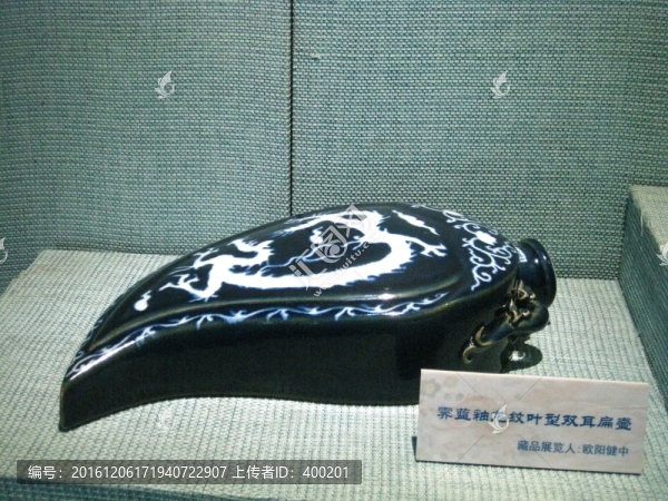 霽藍(lán)釉龍紋葉型雙耳扁壺