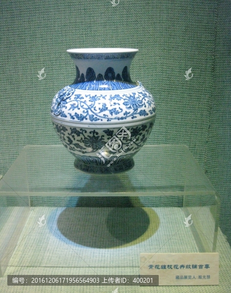 青花纏枝花卉紋鋪首尊