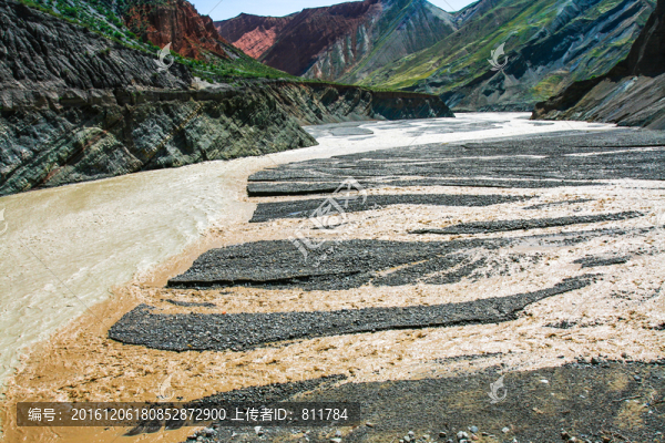 巴音溝山脈