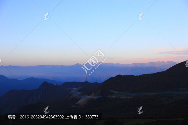 群山峻嶺