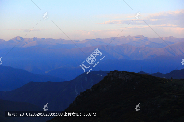 群山峻嶺