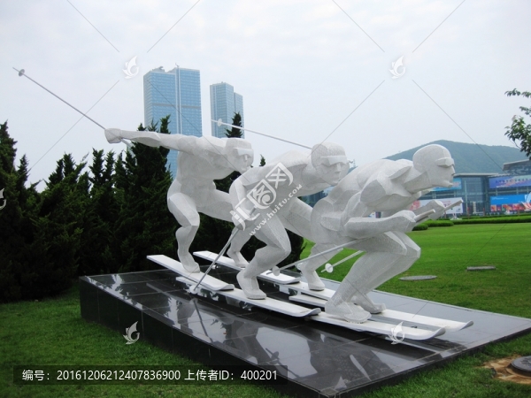 大連星海廣場(chǎng)滑雪雕塑