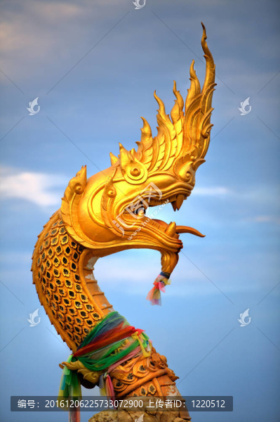 黃金蛇的雕像