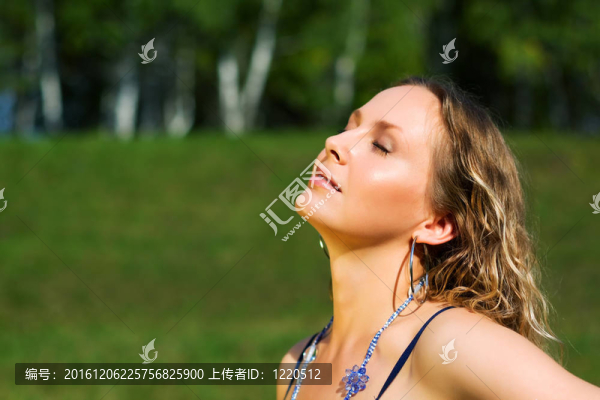 年輕女性放松自然