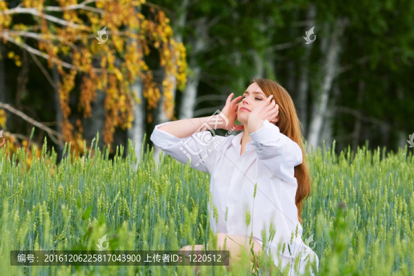 田野中的年輕女子