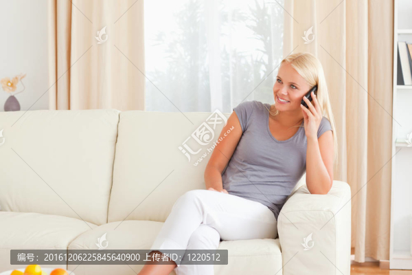 打電話的女人