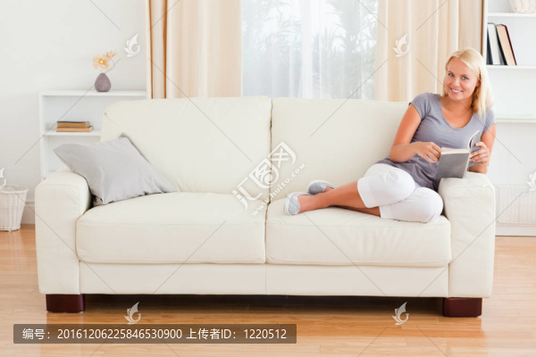 快樂的女人拿著一本書