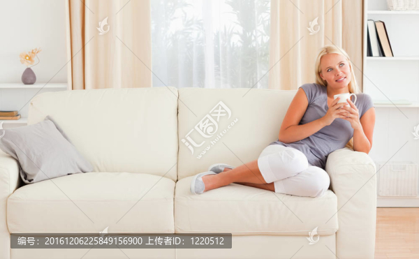 微笑的女人拿著一杯咖啡