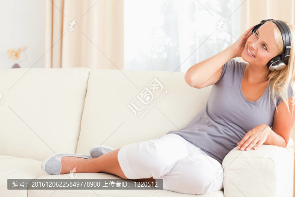 快樂女人享受音樂