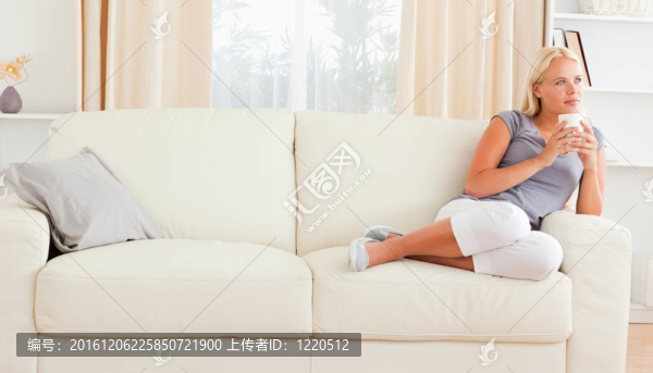 平靜的女人拿著一杯茶
