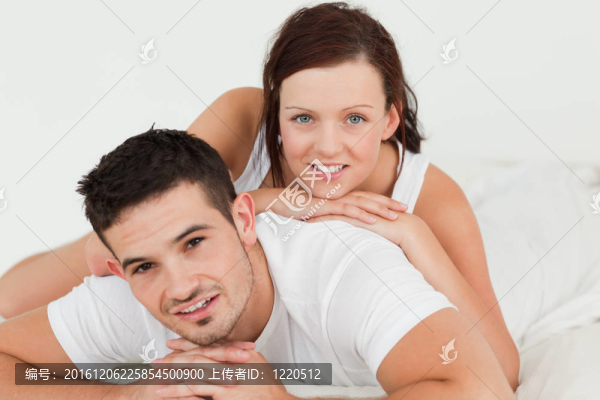 女人躺在男人身上