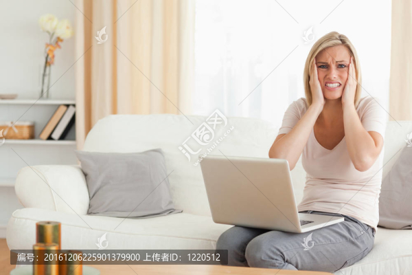 用筆記本電腦特寫一個心煩意亂的女人