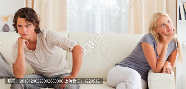 沮喪的年輕夫婦坐在沙發(fā)上