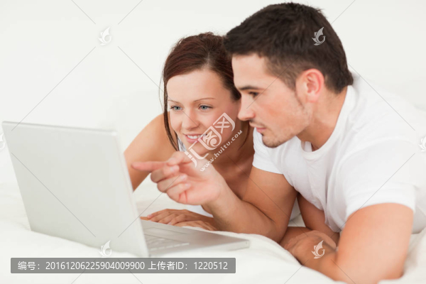 快樂夫婦與筆記本電腦