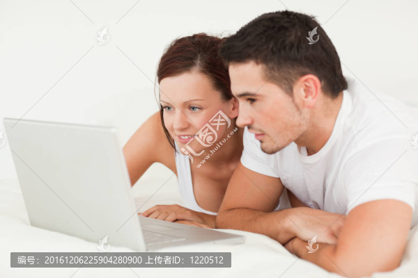 愉快的夫婦與筆記本電腦