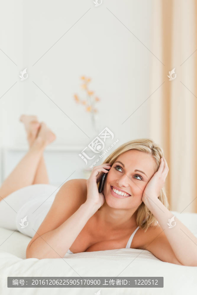 快樂女人接電話