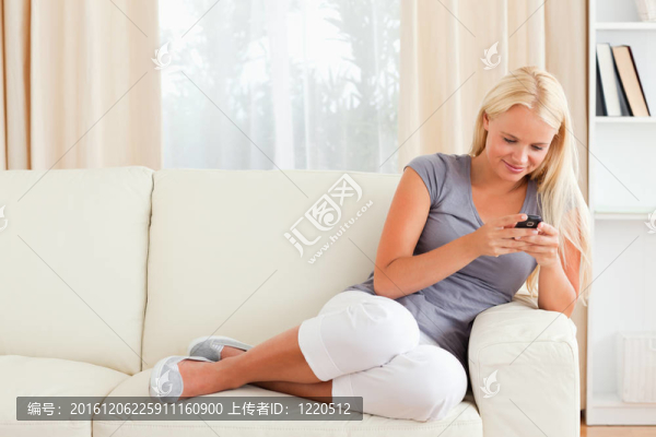 發(fā)送短信的女性