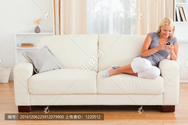 微笑的女人發(fā)短信