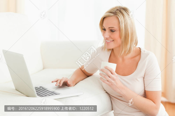 拿著筆記本的女人拿著杯子