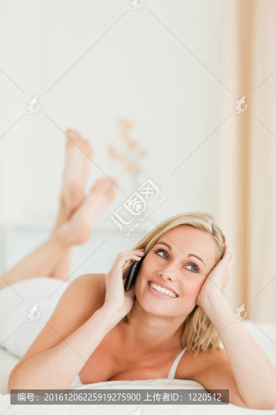一個微笑的女人接聽電話的肖像