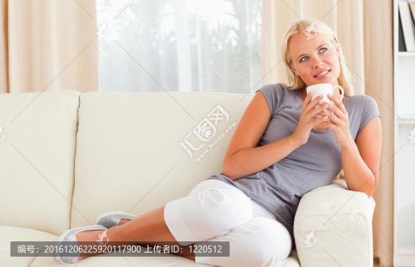 拿著一杯咖啡的女人