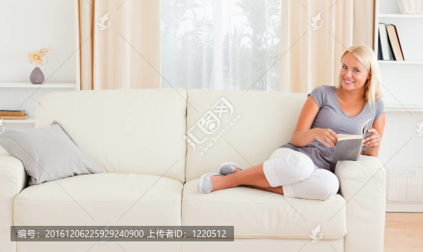 微笑的女人拿著一本書
