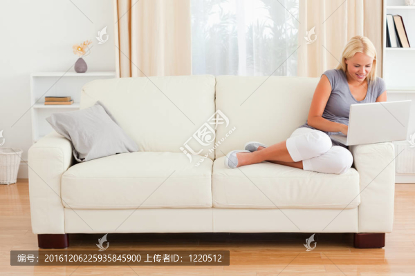微笑的女人用筆記本