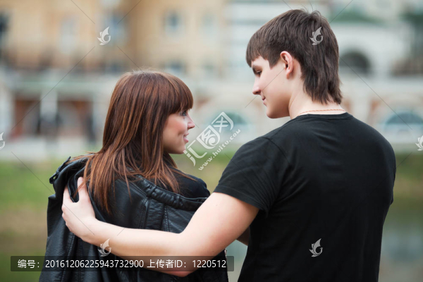 幸福的年輕夫婦