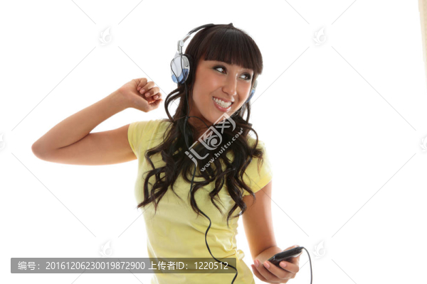 美女欣賞音樂