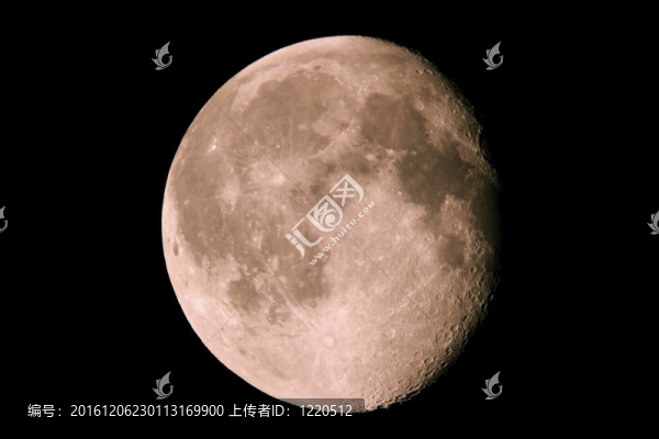 在一個(gè)漆黑的天空15.08.11月亮相