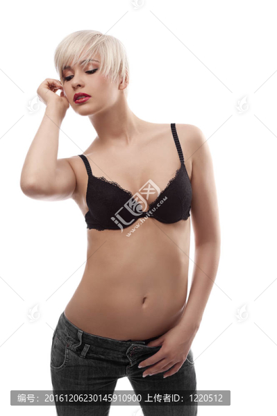年輕和性感的金發(fā)女人穿著黑色胸罩與頭發(fā)風(fēng)格對(duì)白色背景性感的姿勢(shì)