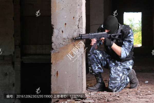 武裝士兵用槍瞄準(zhǔn)黑面具