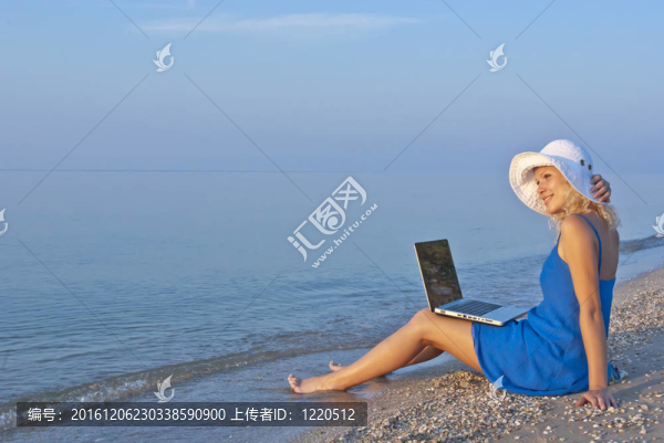 年輕女性帶筆記本