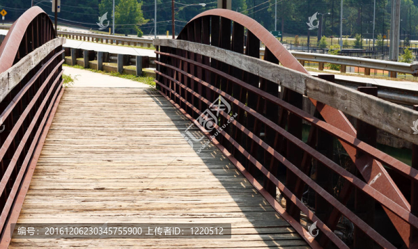 舊木材和生銹的金屬橋的道路