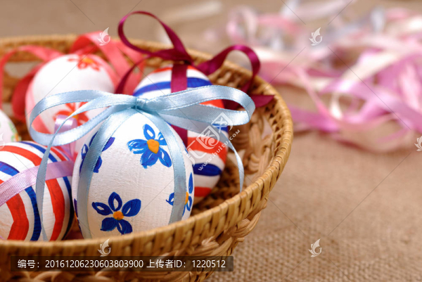 籃子里的復(fù)活節(jié)彩蛋