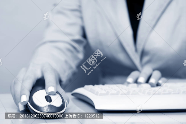 女性手握電腦鼠標(biāo)