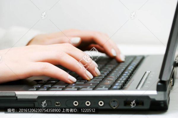 工作在筆記本電腦上的女性手