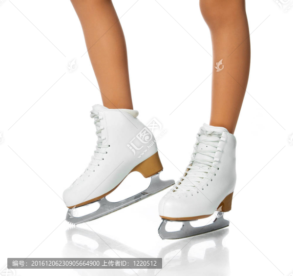 女孩在冰上溜冰
