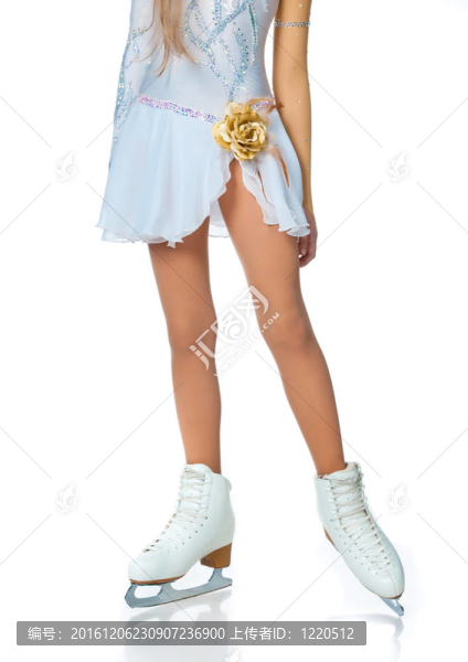 女孩在冰上溜冰