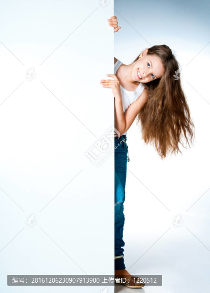 女孩在白色的空白