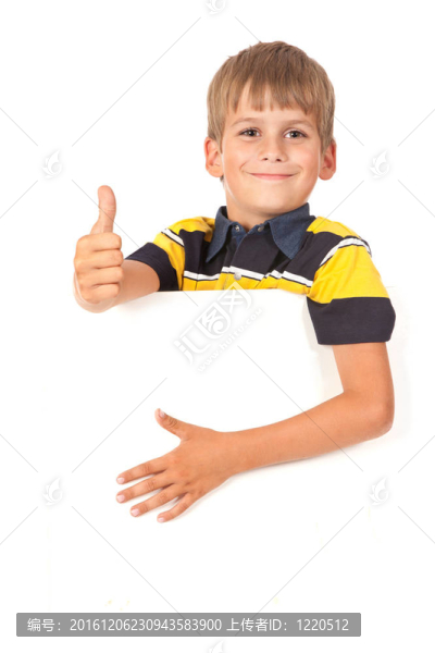 拿著旗幟的男孩