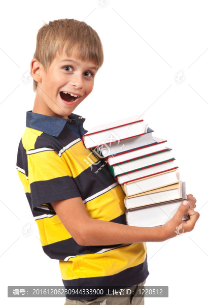 男孩正在拿書