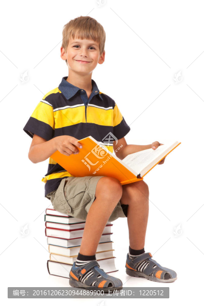 男生坐在書上