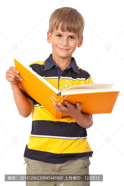 學校男孩手里拿著一本書