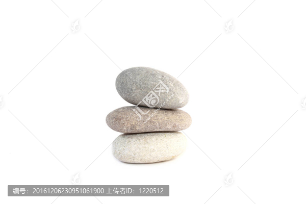 橢圓形的三塊石頭孤立在那里