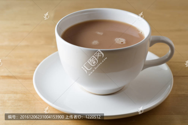 桌上茶杯和茶托