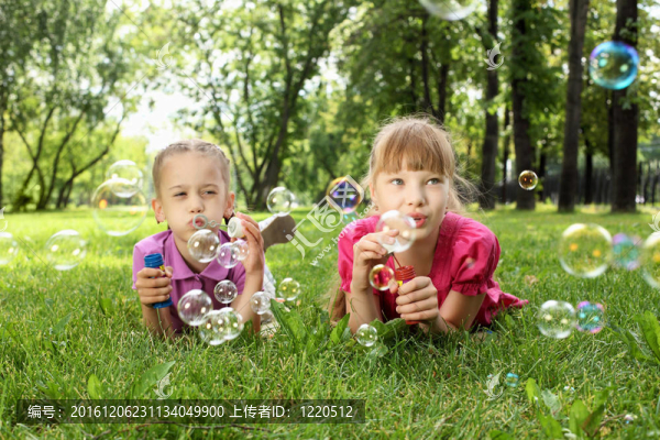 小女孩在公園吹泡泡
