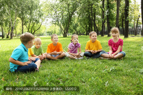一群孩子一起坐在公園里